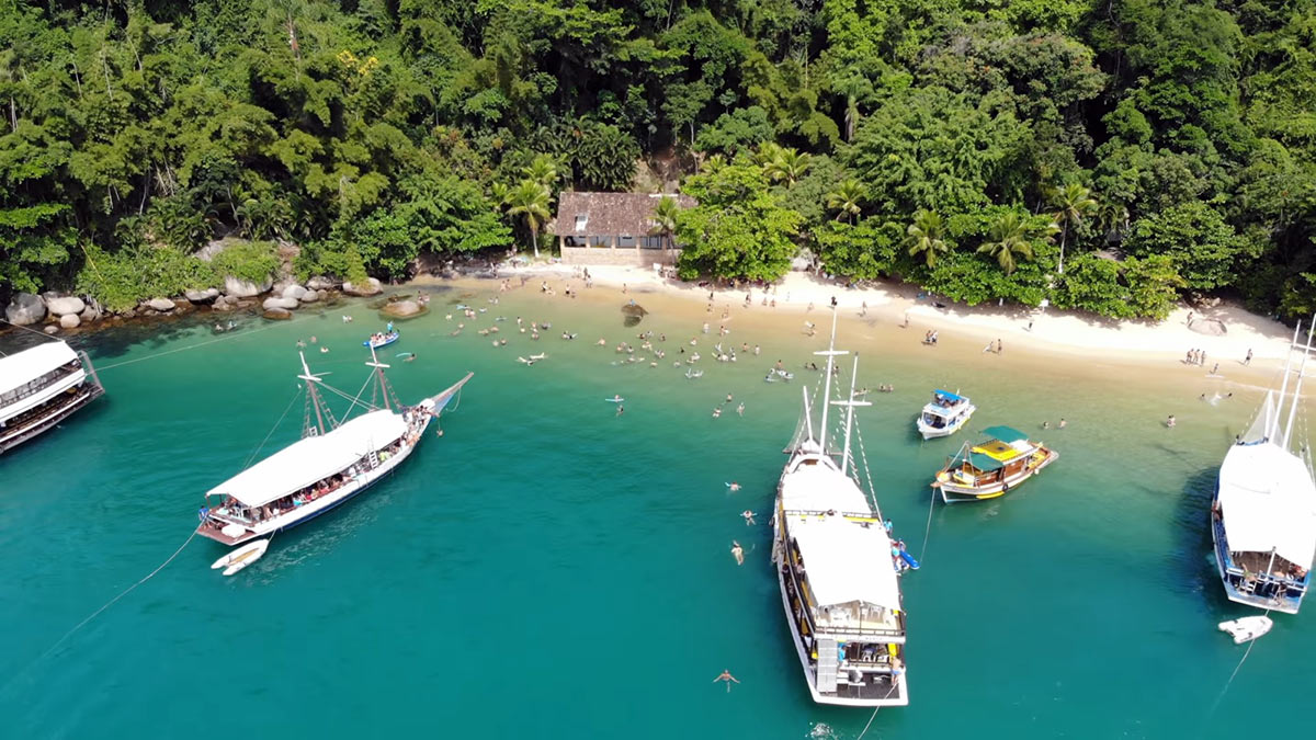 Apesar de isolada, a Praia da Lula não é deserta. Trata-se de um ponto muito procurado em Paraty