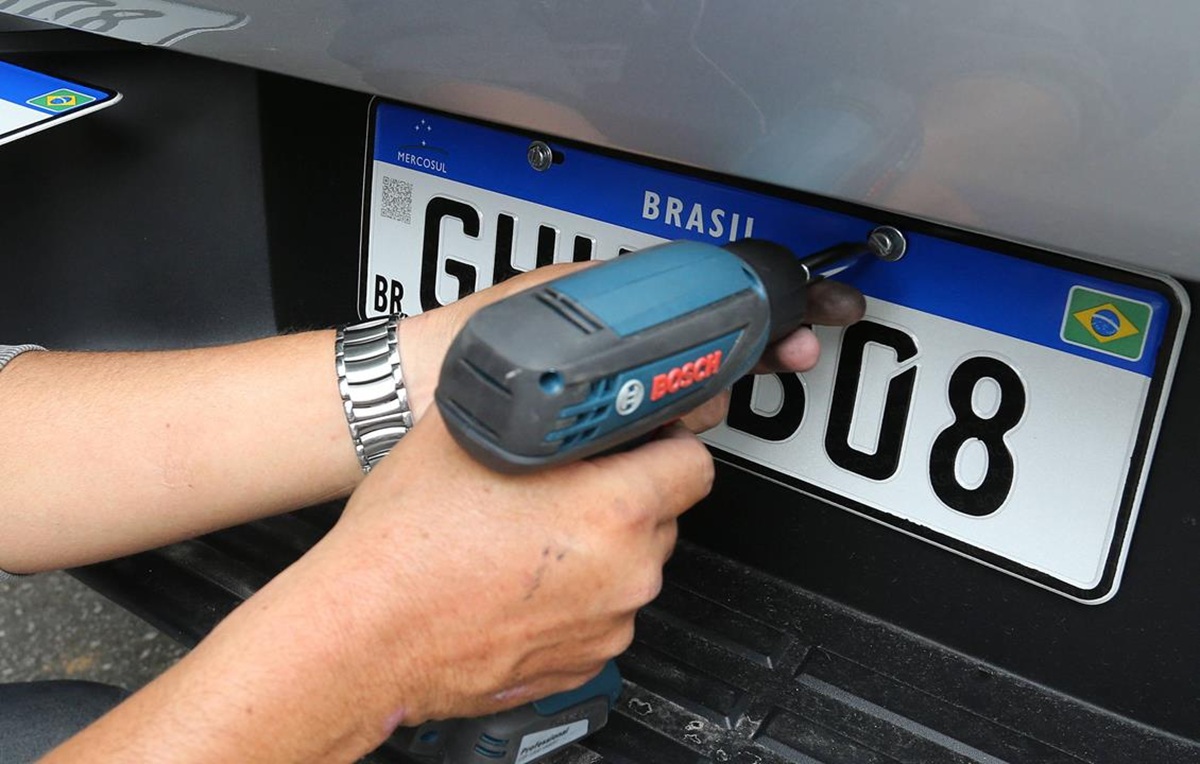 É obrigatória a solicitação de uma nova, já que circular sem a placa é considerada uma infração gravíssima