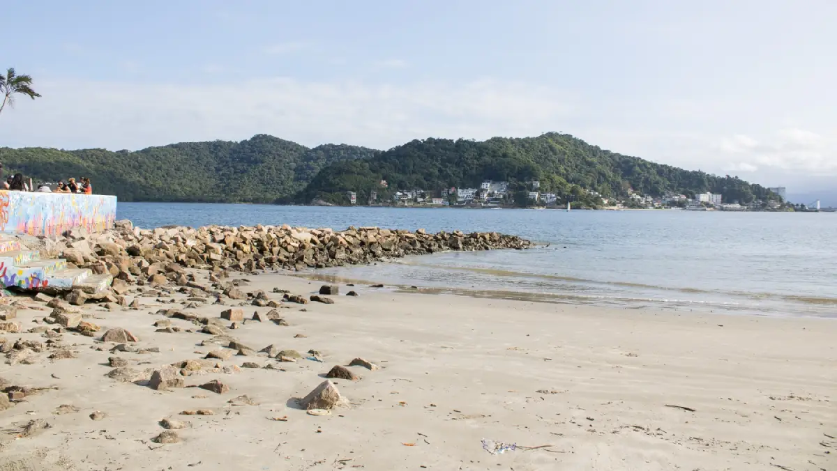 A erosão ocorre quando há perda de materiais como areia e terra