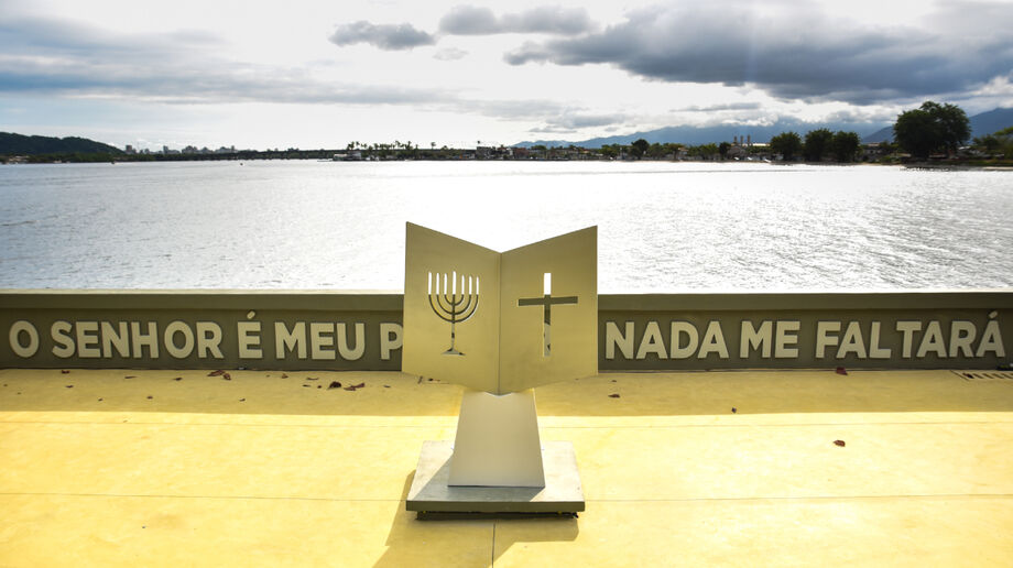 São Vicente inaugurou a primeira Praça da Bíblia à beira-mar do Brasil