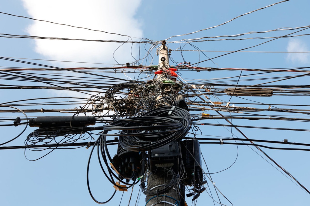 Anatel e Aneel são responsáveis pela fiscalização do uso de postes de energia por empresas privadas
