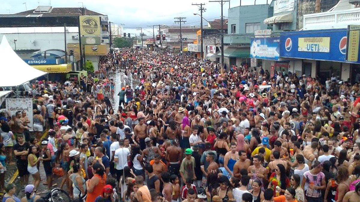 Atualmente, predominam os blocos carnavalescos, com destaque para o Bloco das Virgens, que abre o Carnaval de Peruíbe e conta com mais de duas décadas de história