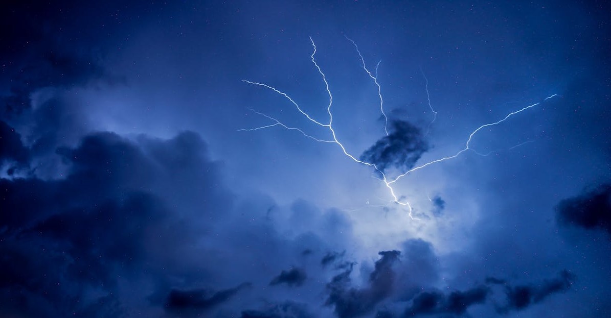 Tempestade chegou com força ao litoral de SP no começo da noite dessa terça