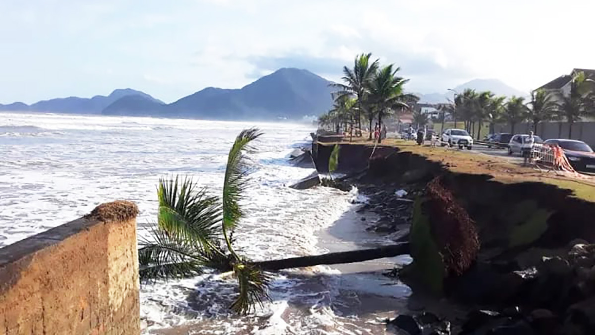 Há praticamente cinco anos, uma forte ressaca destruiu parte da orla de Peruíbe