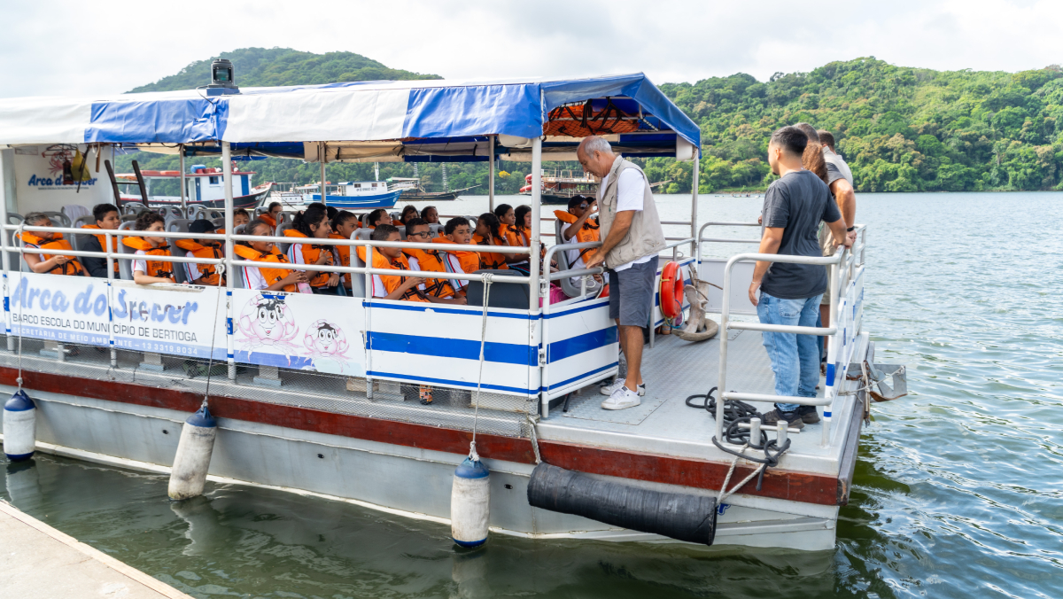 O roteiro tem como tema "No manguezal tem água, tem lama, tem vida e tem trama"