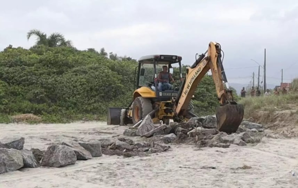 Barreiras de pedra foram instaladas em praia de Itanhaém após atropelamento de turista