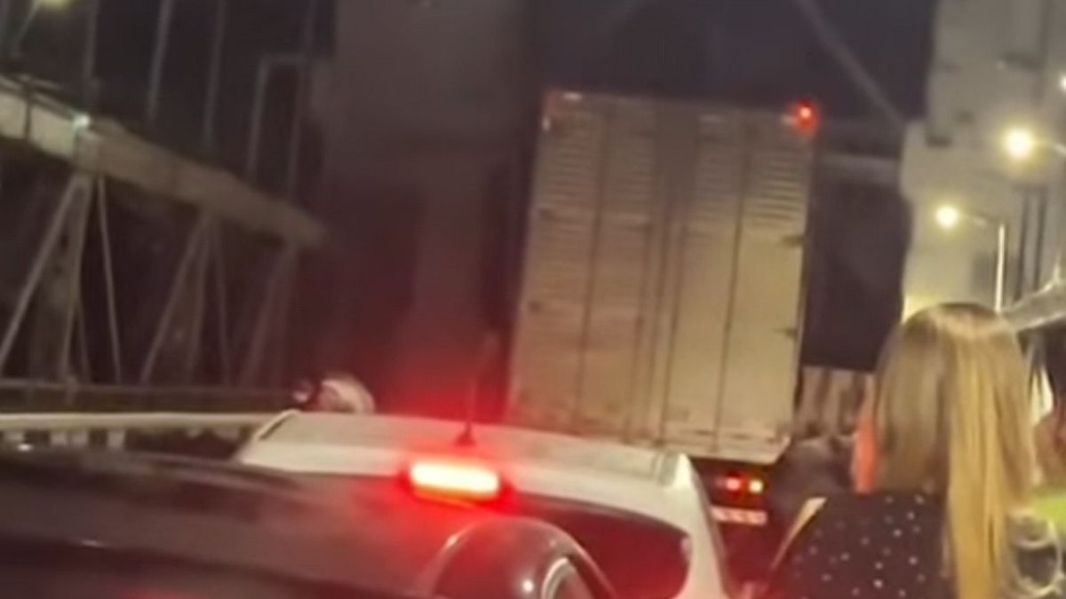 Caminhão encalhado trava trânsito na Ponte Pênsil, em São Vicente