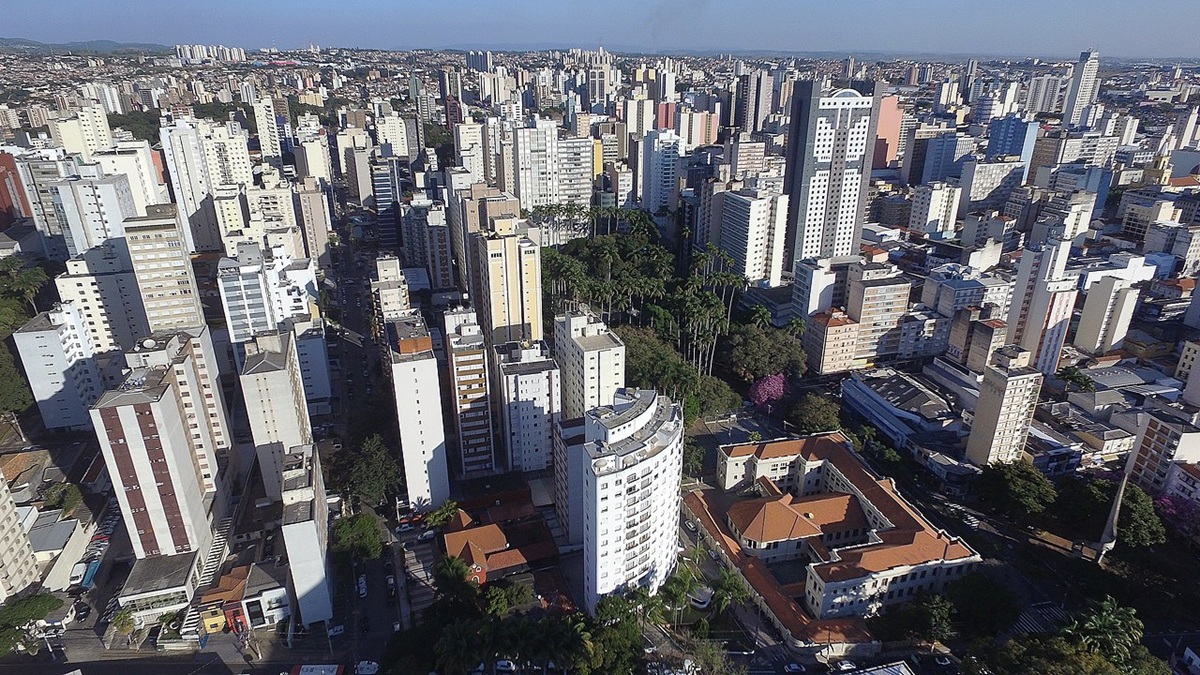 Campinas é reconhecida por sua robustez econômica, sendo considerada uma das cidades mais ricas do interior paulista