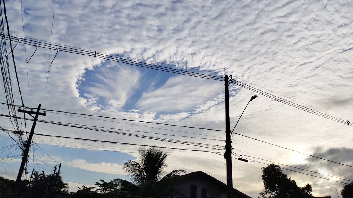 De acordo com os especialistas, essa nuvem é chamada em inglês de 'Hole Punch Cloud'