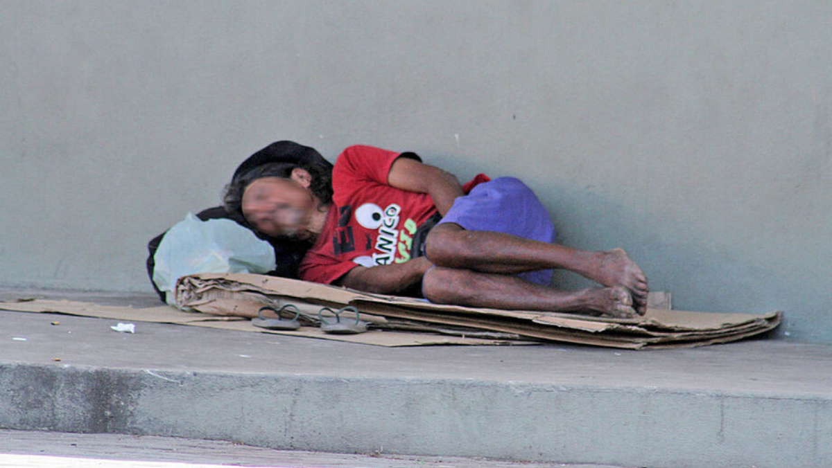 Agentes da Força Delegada abordam as pessoas em situação de rua e retiram o papelão que as protege da umidade do chão
