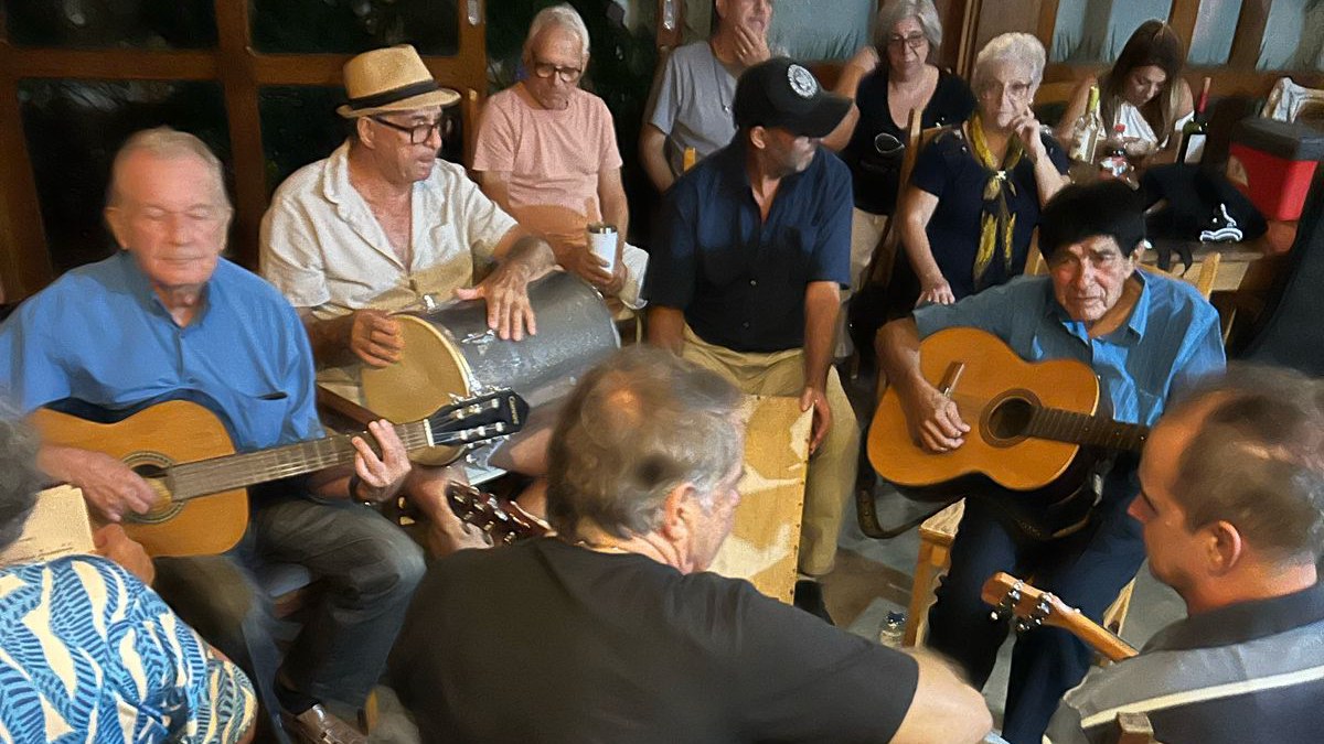 "Seresteiros de Itanhaém" que no último dia 21, na Casa da Praia, se reuniu para fundar o grupo e apresentar os instrumentistas e cantores