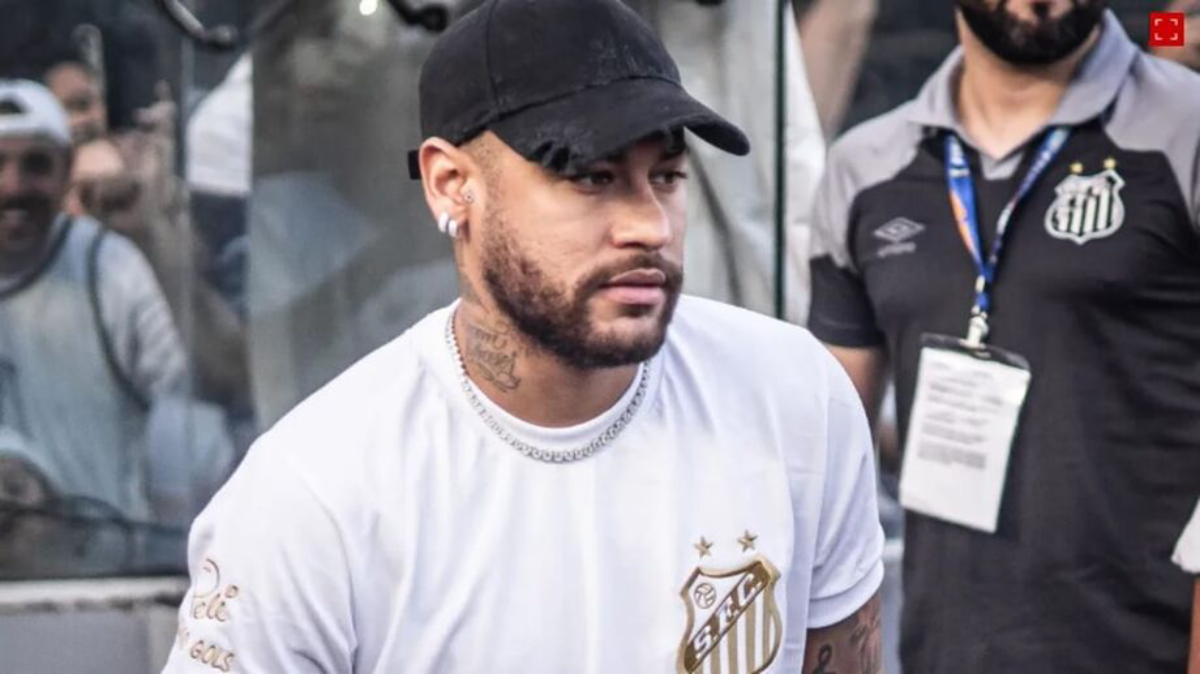 O departamento médico do Santos informou que Neymar deve permanecer em tratamento clínico