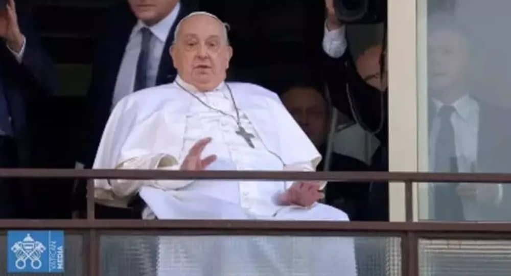 Papa Francisco aparece na sacada de hospital em Roma para agradecer fiéis