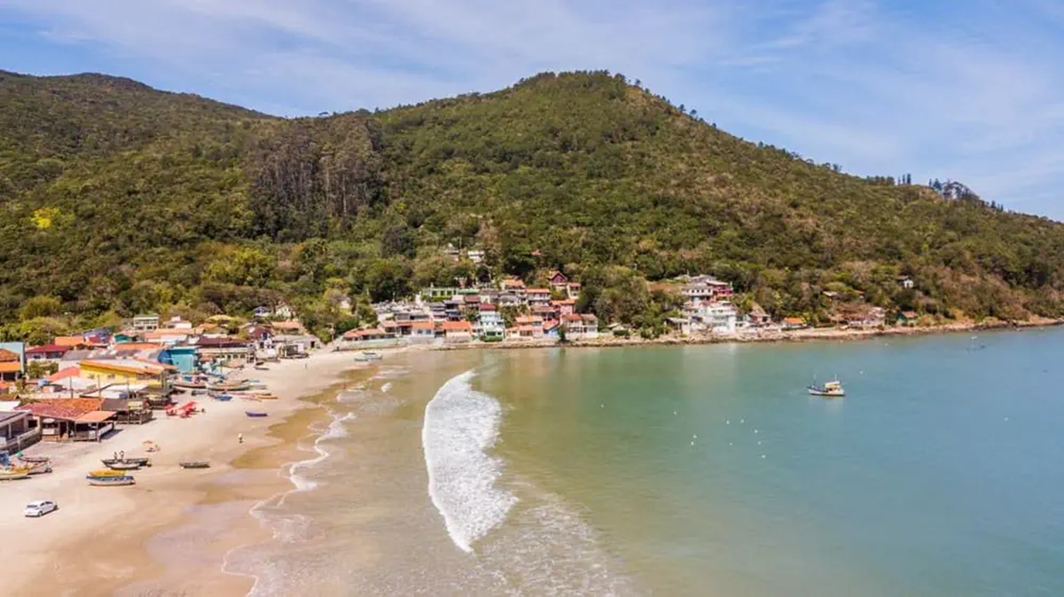 Praia do Pântano do Sul é própria para banho, apesar de estar no topo do ranking de mais poluídas do Brasil