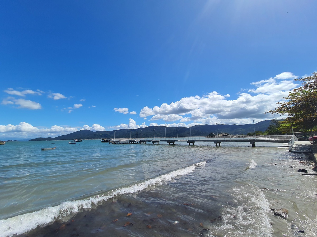 Maior destaque de Governador Celso Ramos é a Praia da Armação da Piedade