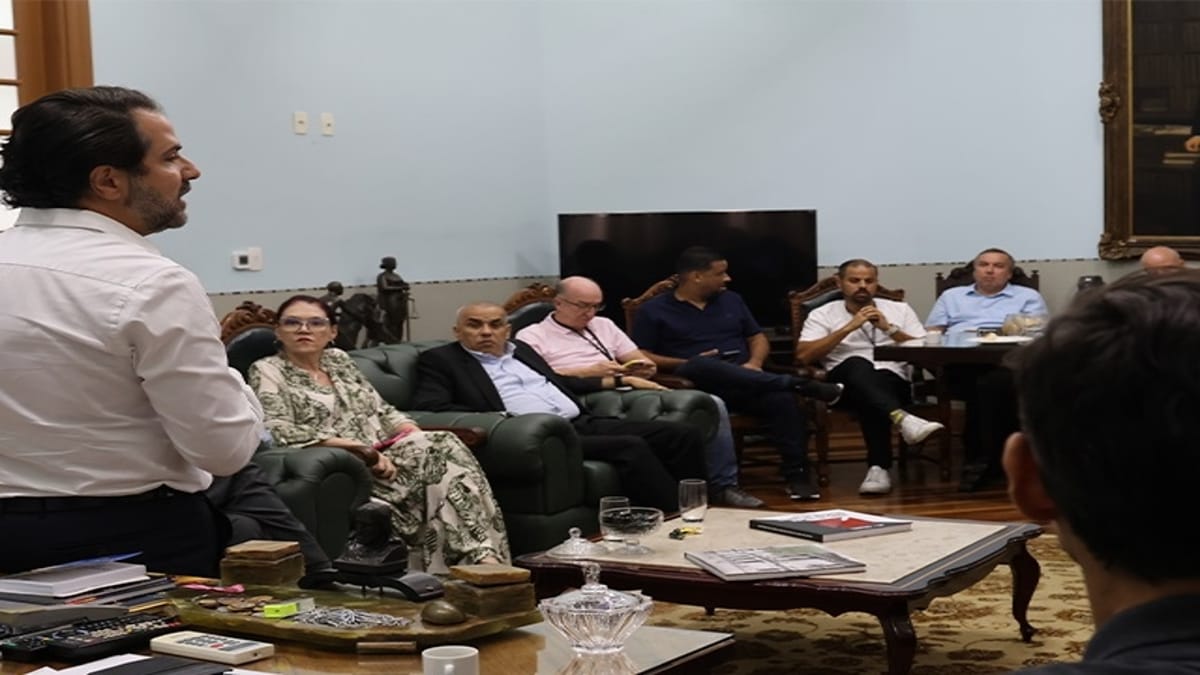 A reunião foi quase secreta. Não foi porque foi publicada no site da Casa, mas sem detalhe algum do que foi falado.