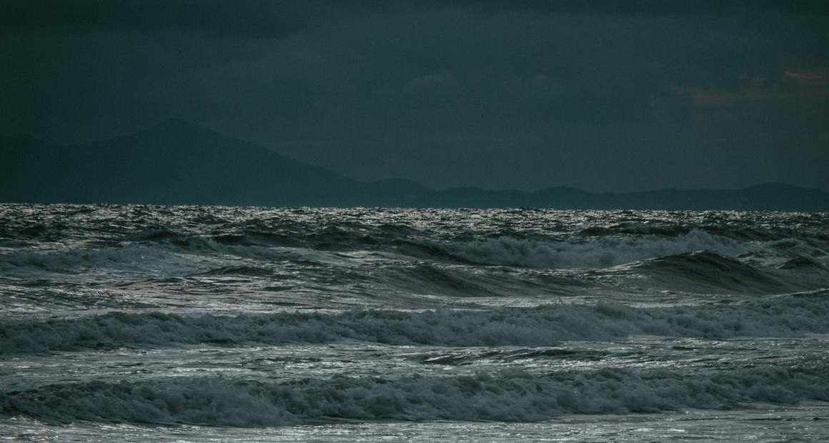 Tempestade alarmante, segundo a Defesa Civil, se aproxima de SP e do litoral