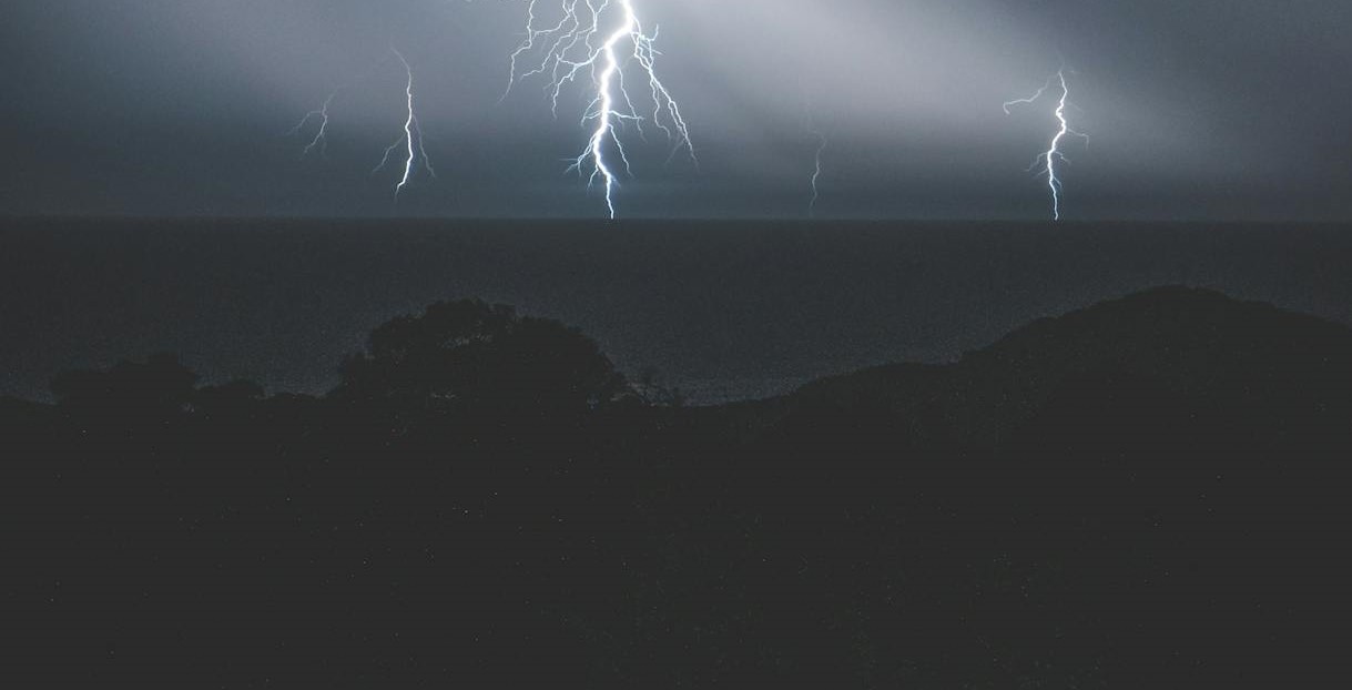 A probabilidade de tempestades isoladas no litoral de SP passa de 65% nesse começo de semana