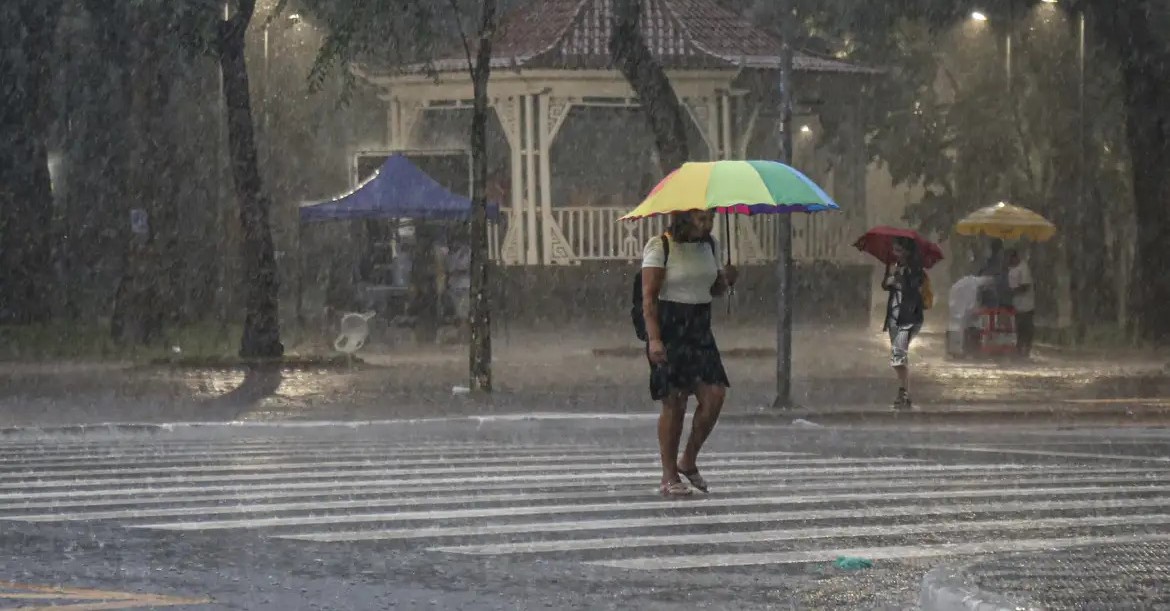 Temporal com poder destrutivo que atingiu SP pode chegar ao litoral?
