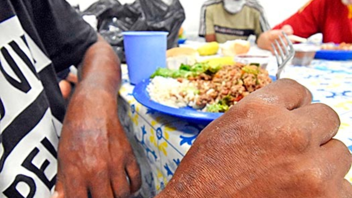 Funcionários informam que almoços e jantares nos abrigos foram diminuídos consideravelmente. Servidores estão inconformados