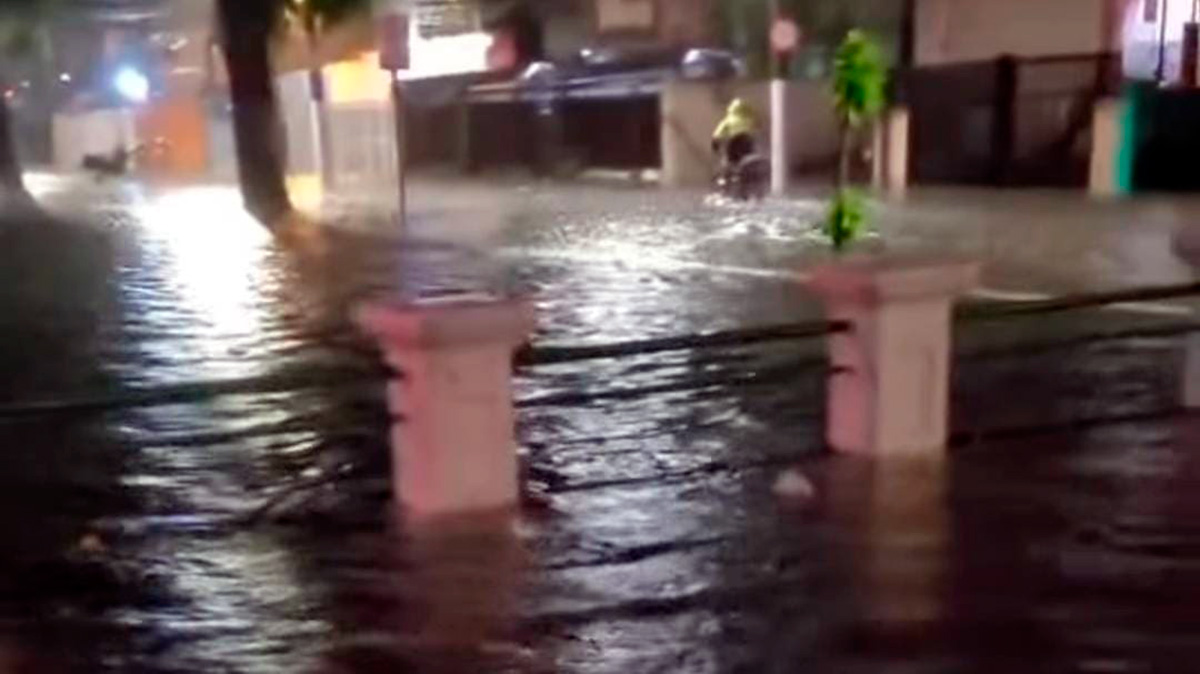 A Avenida Washington Luiz, no Canal 3, uma das mais importantes de Santos, virou um 'rio'