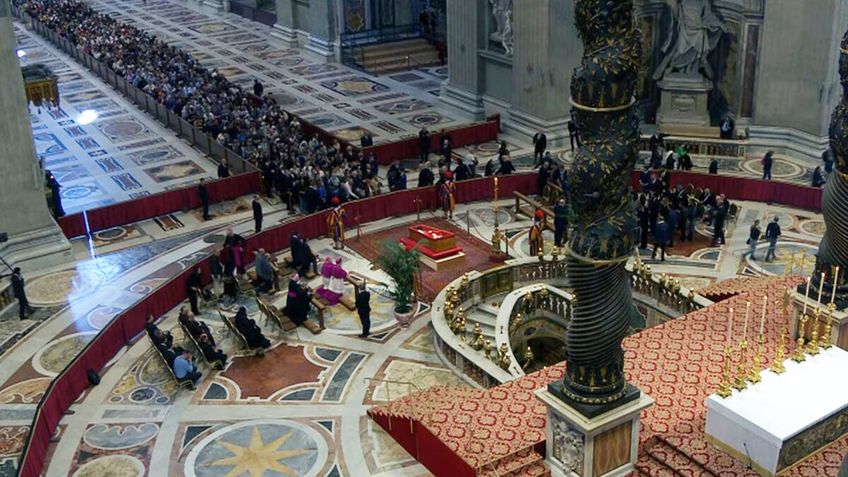 Milhares de fiéis formam uma longa fila para se despedir de Francisco