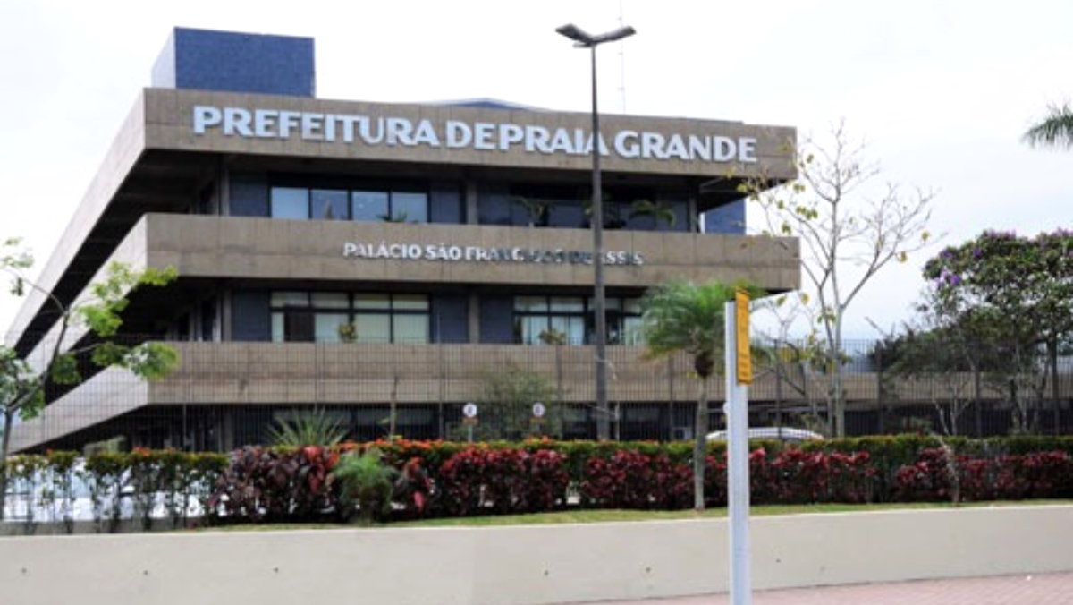 A prefeitura terá que abrir concurso público aberto de provas e títulos para os respectivos cargos