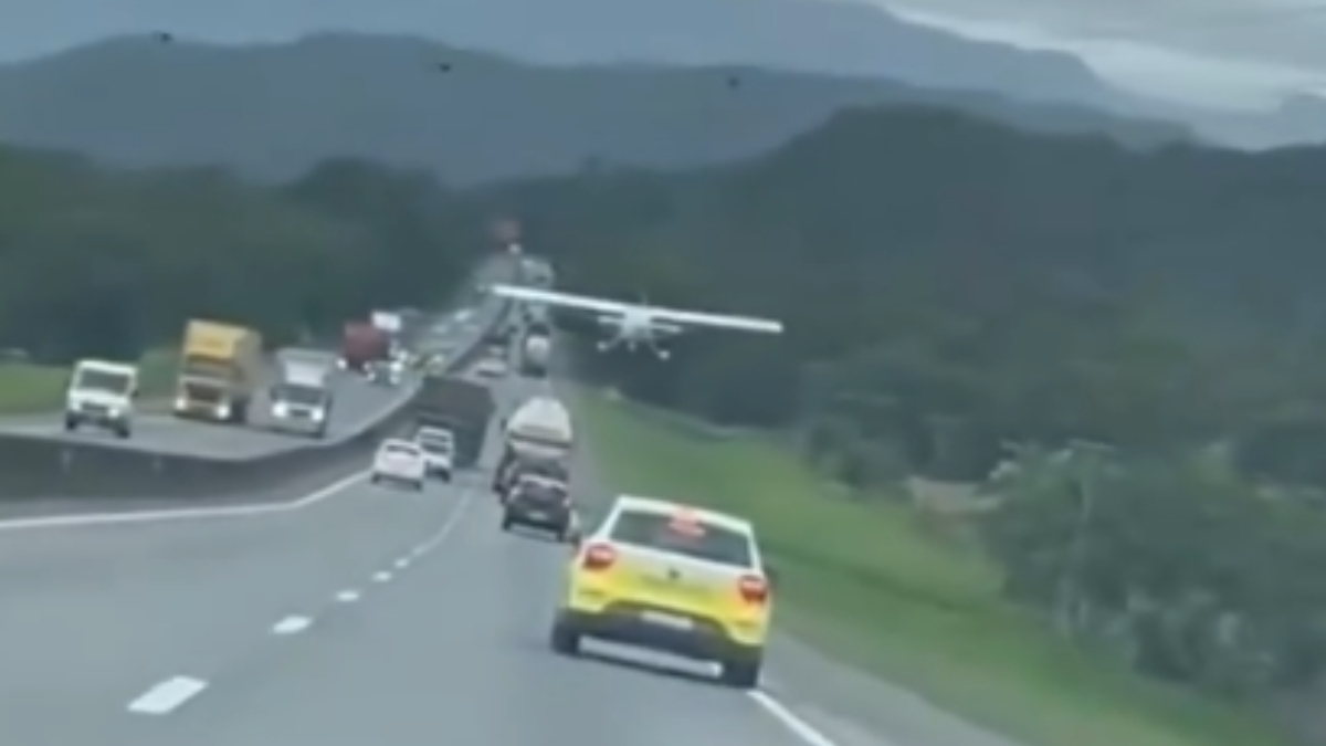 Avião monomotor fez pouso forçado na BR-101 em Garuva, no norte de Santa Catarina, neste sábado (5/4)
