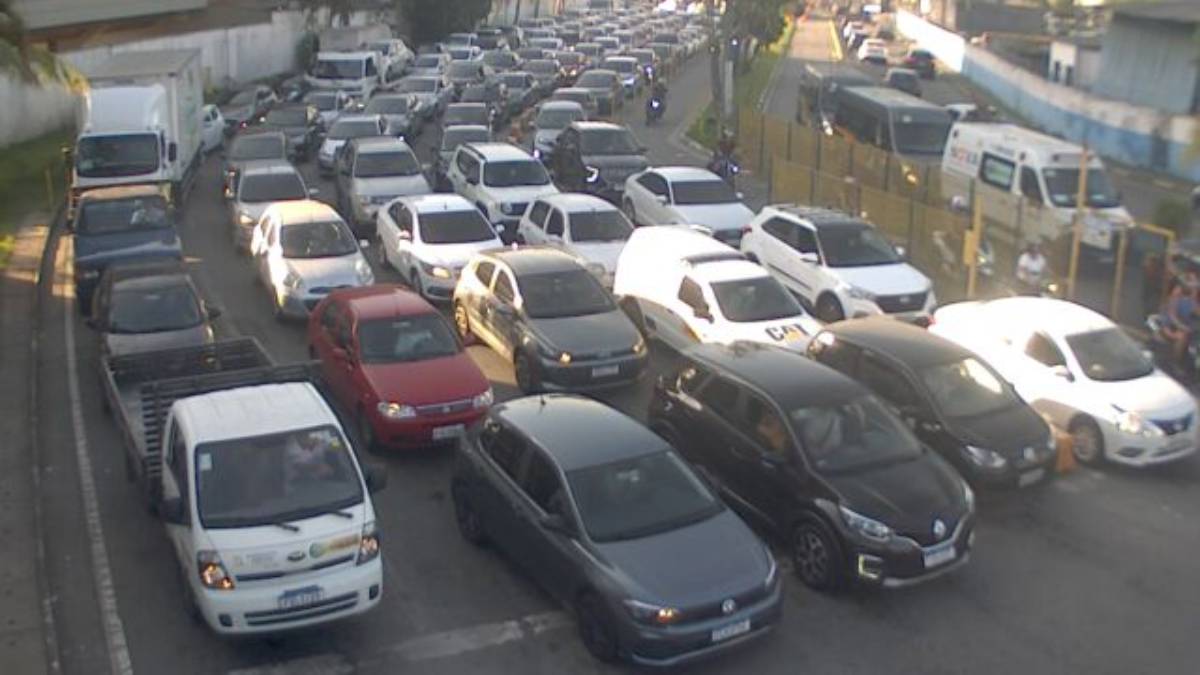 A demora causa reclamações dos usuários e faz com que muitos cheguem atrasados a seus compromissos e destinos