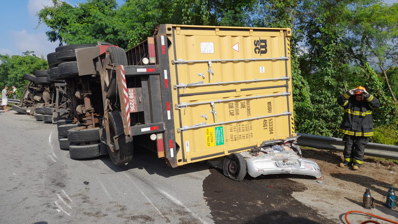 Carro foi esmagado por contêiner no litoral de São Paulo