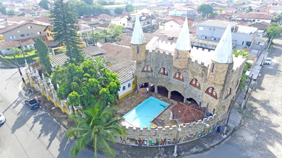 Castelo de Cubatão fica na Avenida Beira Mar, no Jardim Casqueiro