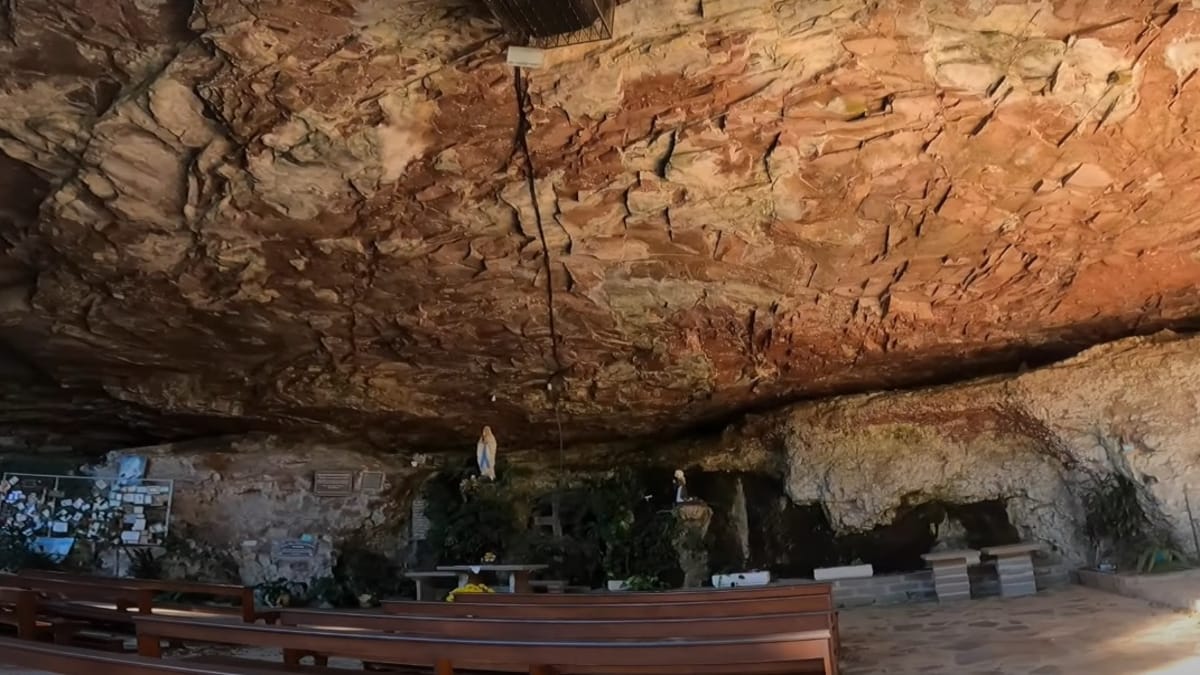 Descoberta por moradores da Terceira Légua, a gruta possui uma capela inaugurada em 1949