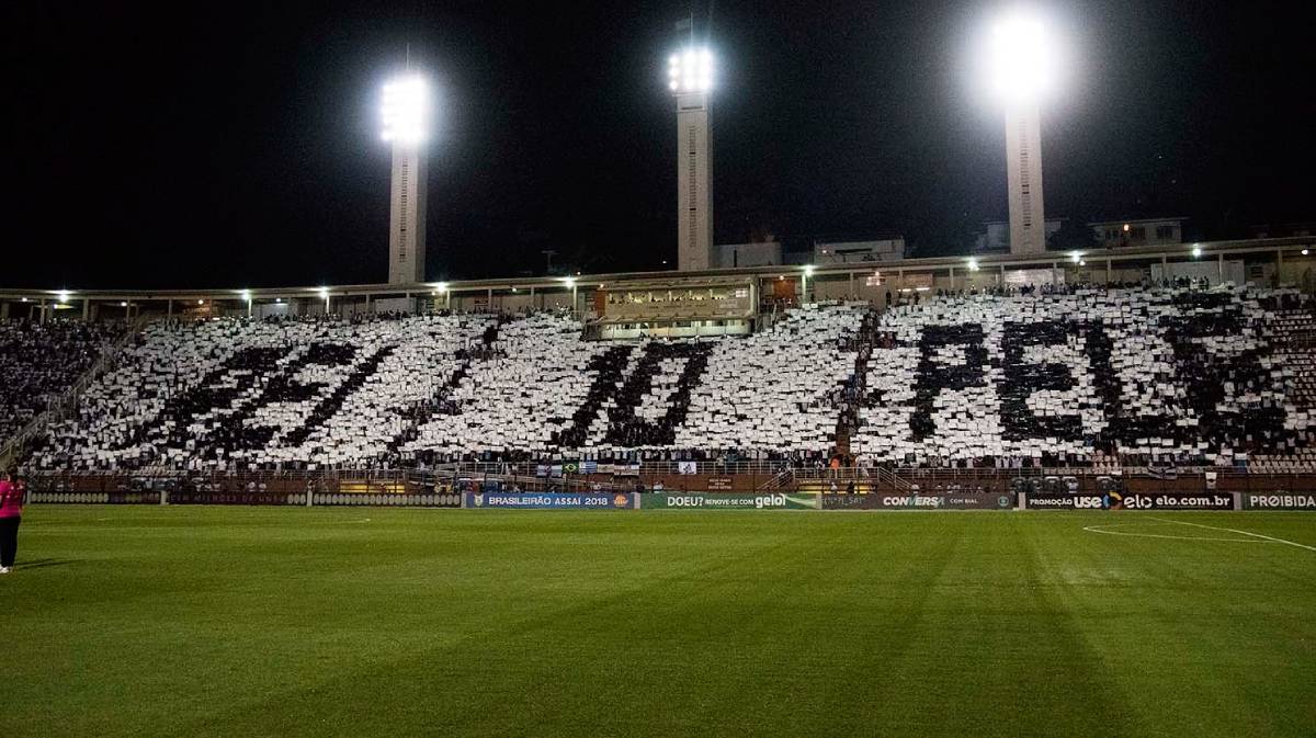 Assim como é o maior artilheiro, Pelé é o jogador com o maior número de jogos