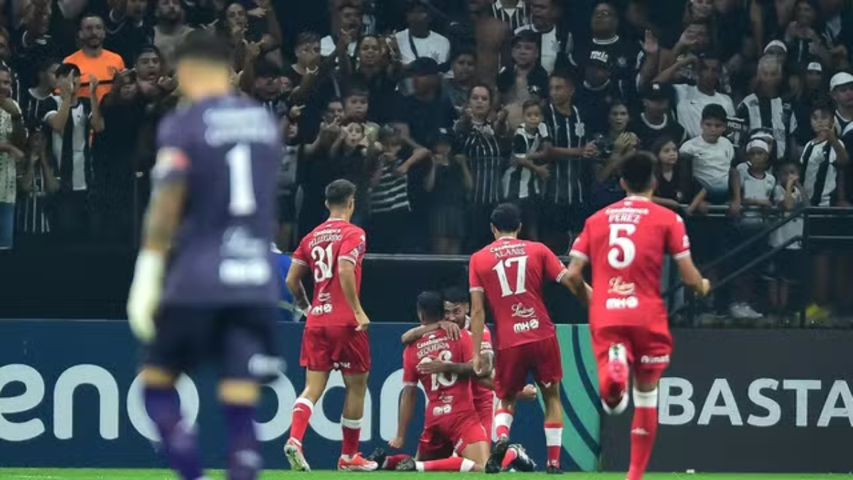 O time argentino abriu o placar logo aos 5 minutos com Leonardo Sequeira