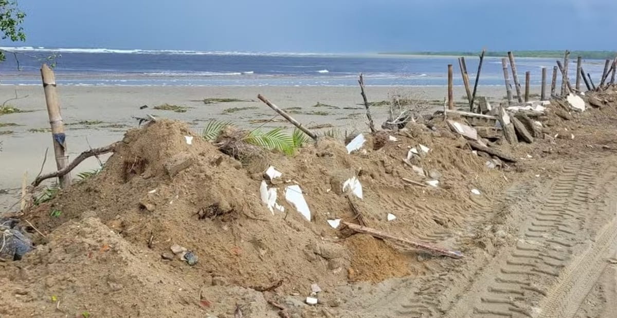 Os serviços em andamento incluem o nivelamento do perfil da estrada, reforço de acostamentos e compactação do solo