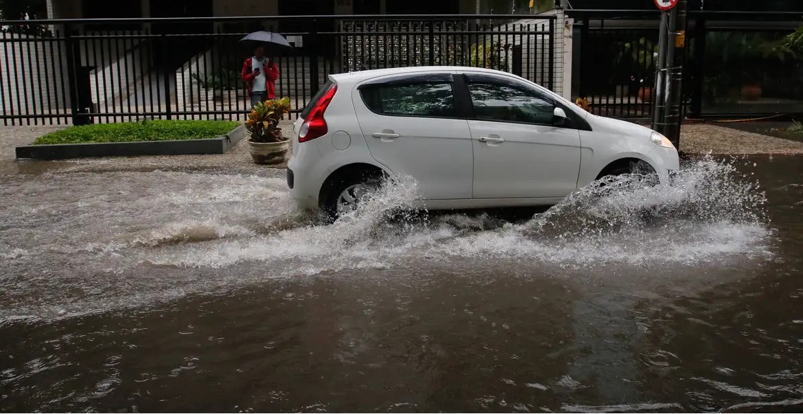 Chuvas dos próximos dias devem causar transtornos no litoral de SP