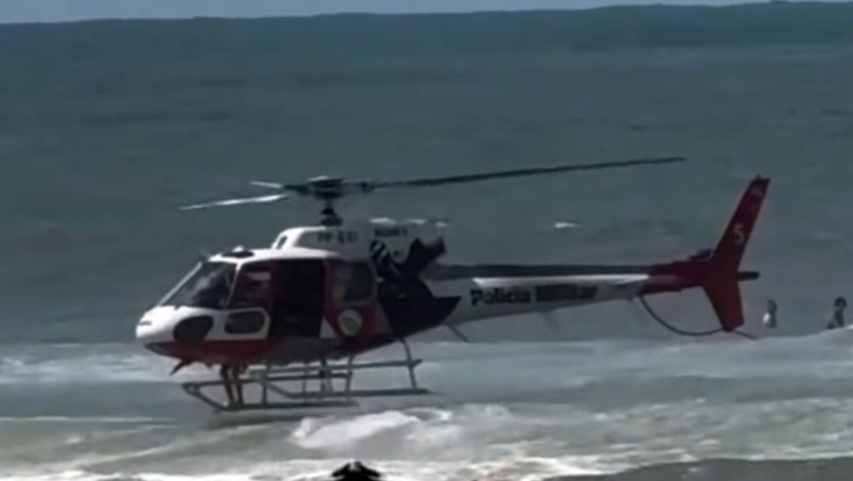 Com o apoio de uma aeronave, pai e filho, vindos de Brasília (DF), foram retirados do mar em segurança