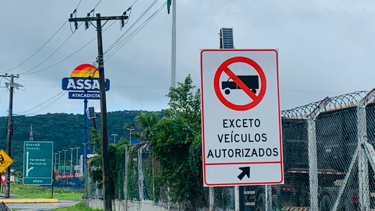 Muitos caminhoneiros passaram a utilizar indevidamente a rua como rota alternativa