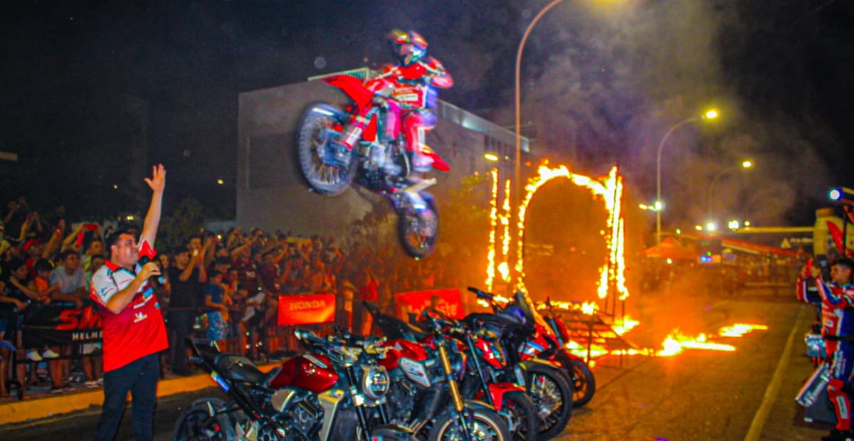 Serão exibidas mais de 50 manobras diferentes, com muitos efeitos especiais, explosões, "moto lança-chamas", derrapagens, pirâmides e saltos em arcos de fogo