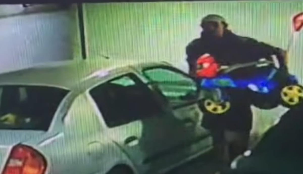 As câmeras de segurança flagraram o homem entrando decidido, ignorando os carros e indo direto para o carrinho da criança