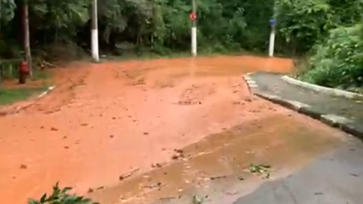 Vídeo feito por internauta mostra os estragos causados pelo deslizamento