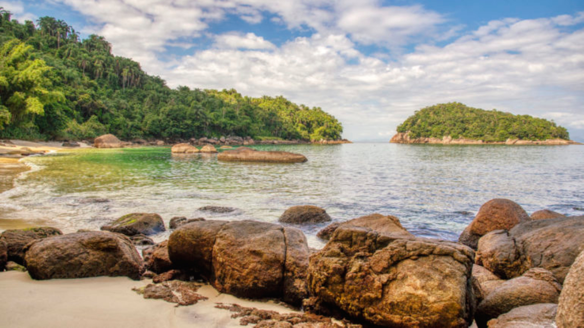 A Ilha das Couves é uma das mais procuradas da região, com águas claras, peixes e corais