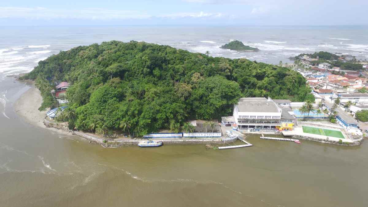 Com uma variedade de opções de trilhas urbanas e praias, a Cidade oferece ainda passeios de barco nos rios