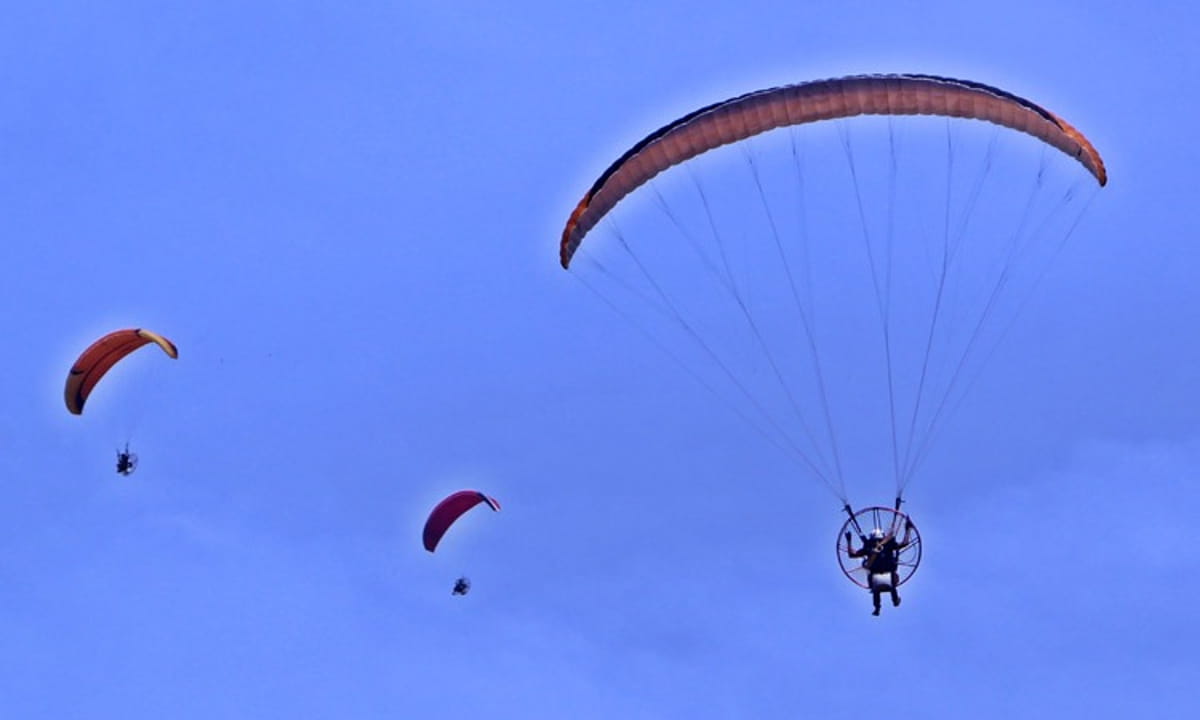 O evento é um marco histórico para o esporte, com a participação de pilotos renomados, demonstrações aéreas e momentos de integração