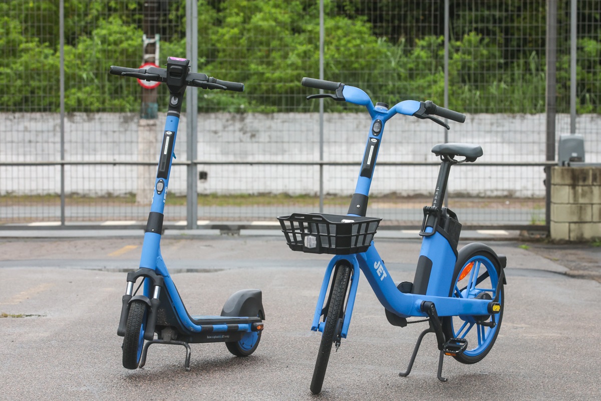 Patinetes elétricos e bicicletas estão disponíveis para locação na orla de Praia Grande