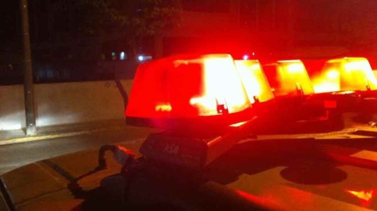 pós o disparo, um policial militar que participava da festa tentou intervir para conter a situação