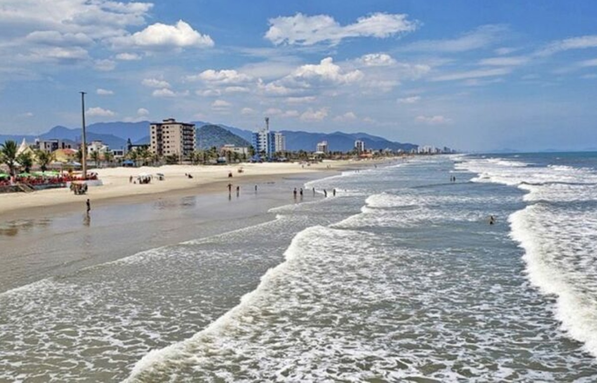 Praia do Centro, em Mongaguá, é a segunda mais poluída por microplásticos do Brasil