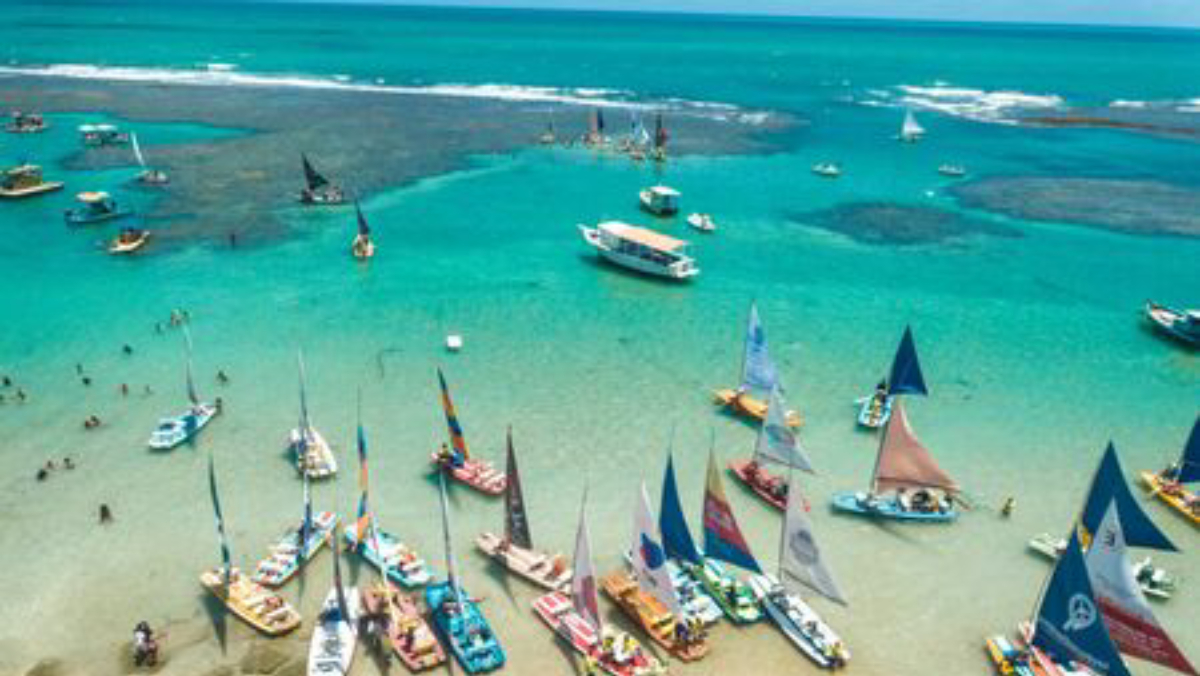 Porto de Galinhas tem infraestrutura turística completa e piscinas naturais formadas na maré baixa