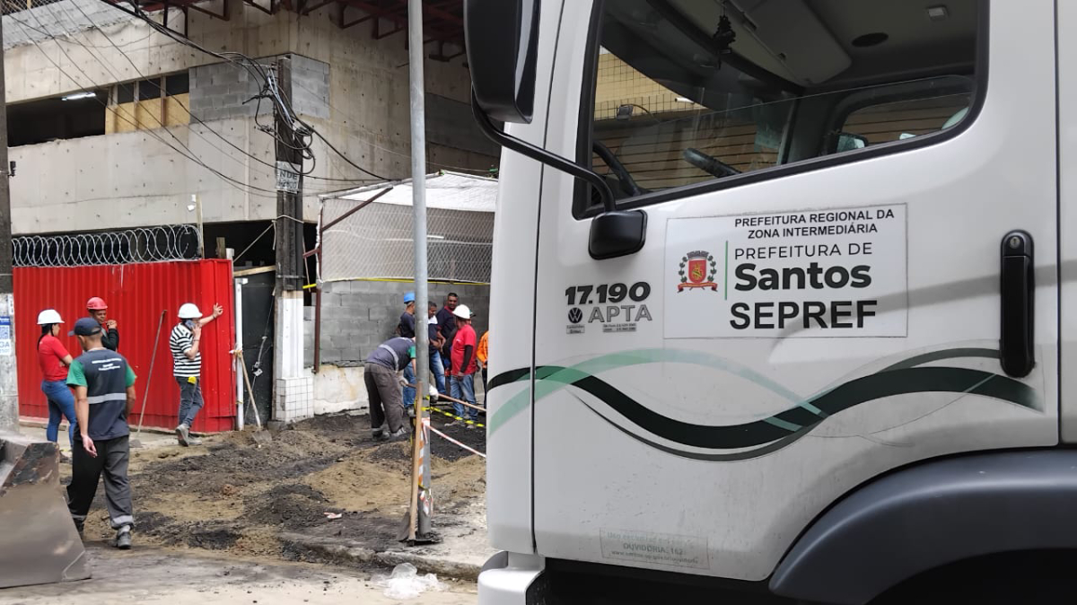Há informações que o solo do piso das calçadas no entorno do prédio em construção continuam instáveis
