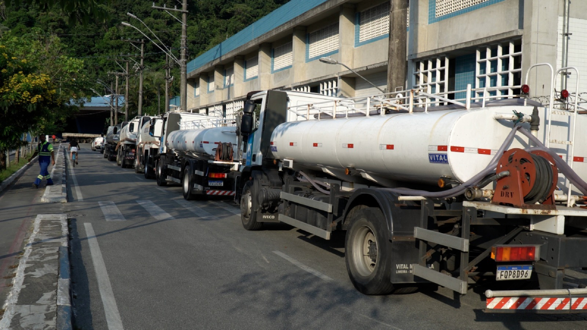 A Sabesp aumentou o envio de caminhões-pipa para atender emergencialmente escolas